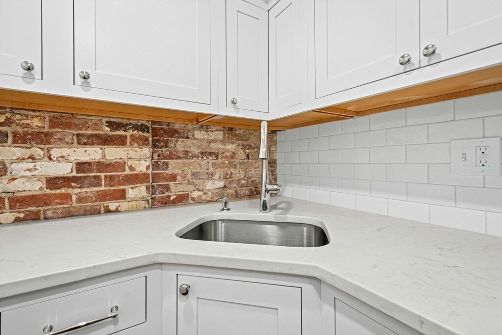 Building Photo - 49 Beacon St