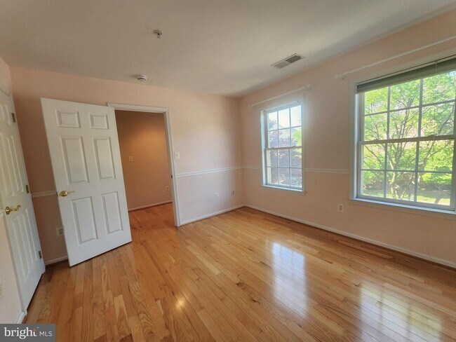 Building Photo - 917 Crestfield Dr