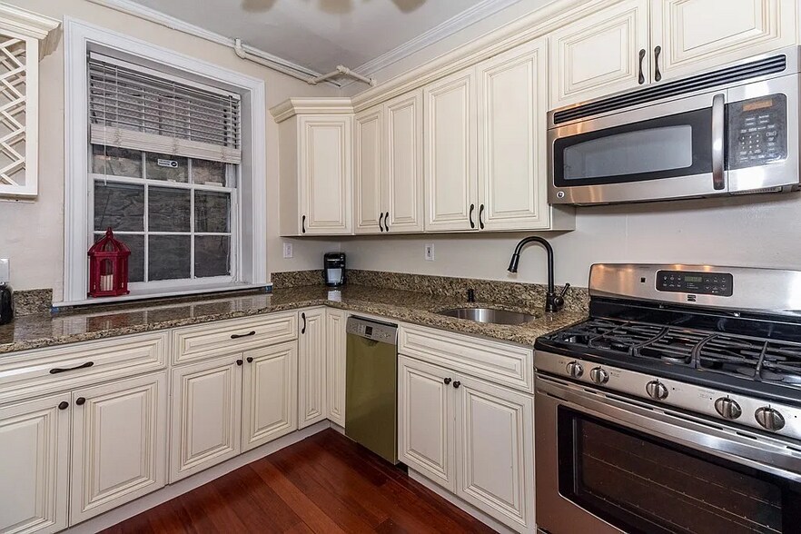 Building Photo - 1253 Beacon St