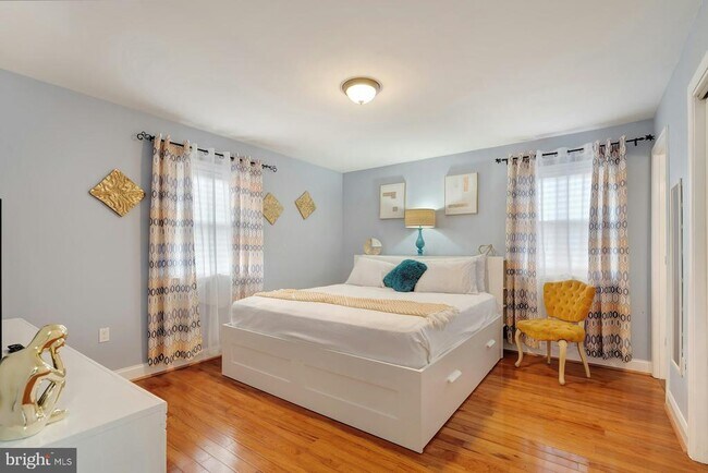 Building Photo - 900 E Tantallon Dr