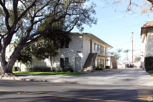 Building Photo - Pickering Apts