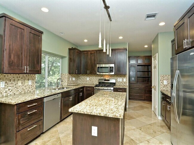 Building Photo - PRELEASING FOR BEGINNING OF JUNE! COME INTO YOUR OASIS!