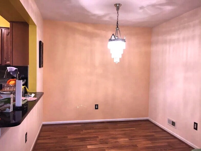 Building Photo - 605 Saxony Dr