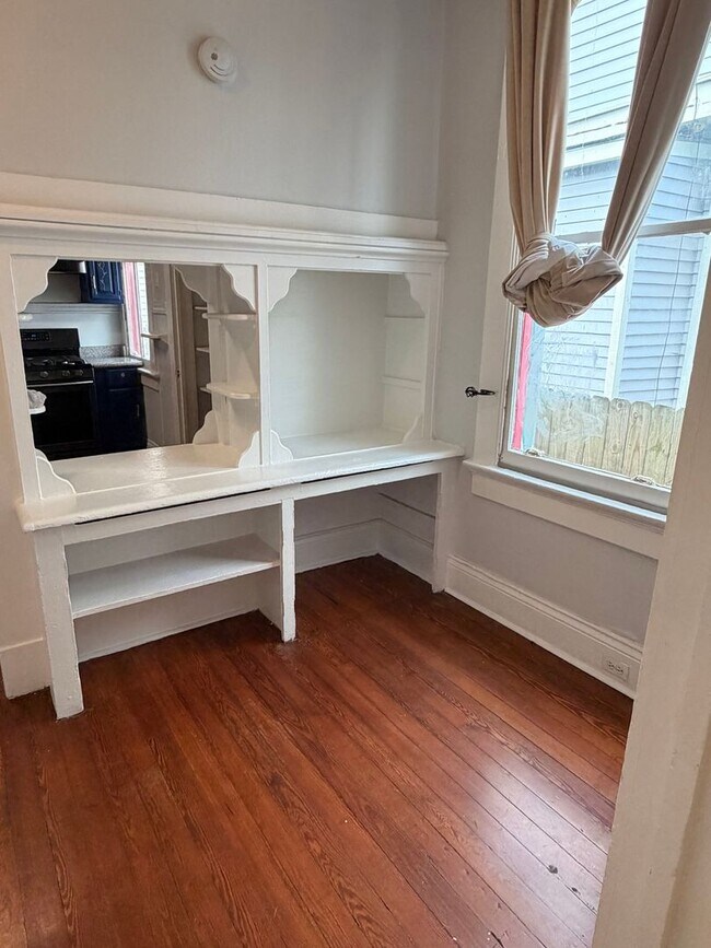 Building Photo - 2BD/1BA unit w/ big front porch, off street parking, and w/d!