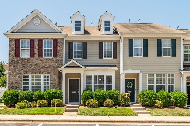 Building Photo - Excellent 2 BR Townhome close to Downtown Raleigh.  Available now!