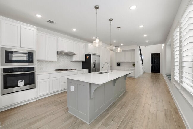 Building Photo - 997 Newport Crk Dr