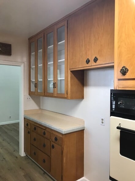 Kitchen - 374 Carroll Park E