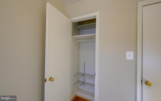 Building Photo - 9848 Hollow Glen Pl