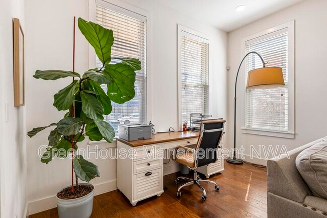 Building Photo - 636 SW B St