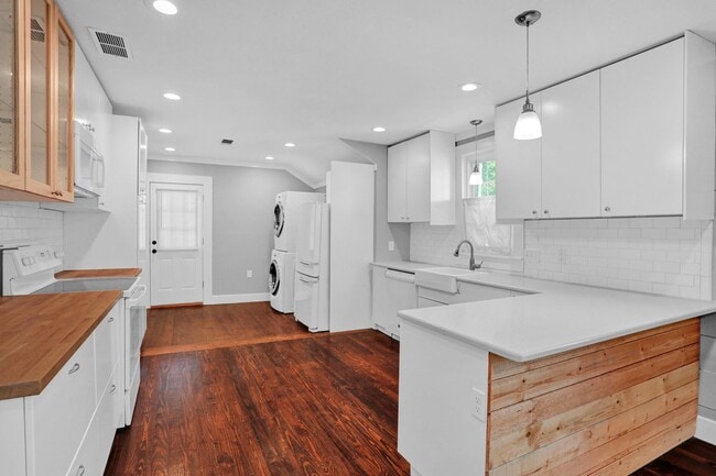 Building Photo - Cutest Cottage available Now in McKinney!