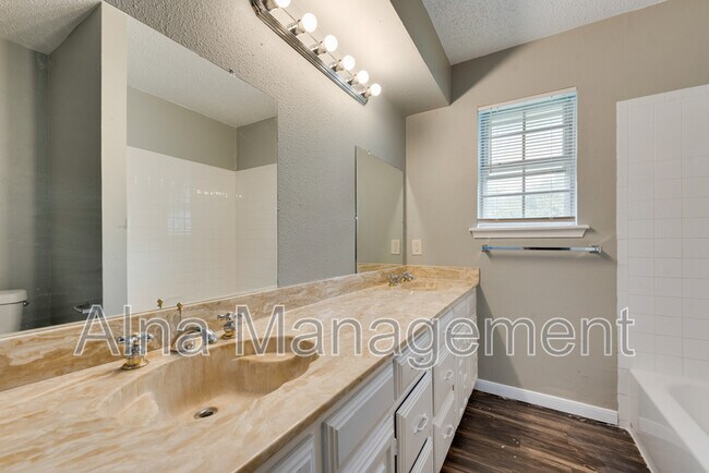 Building Photo - 743 Kings Ln