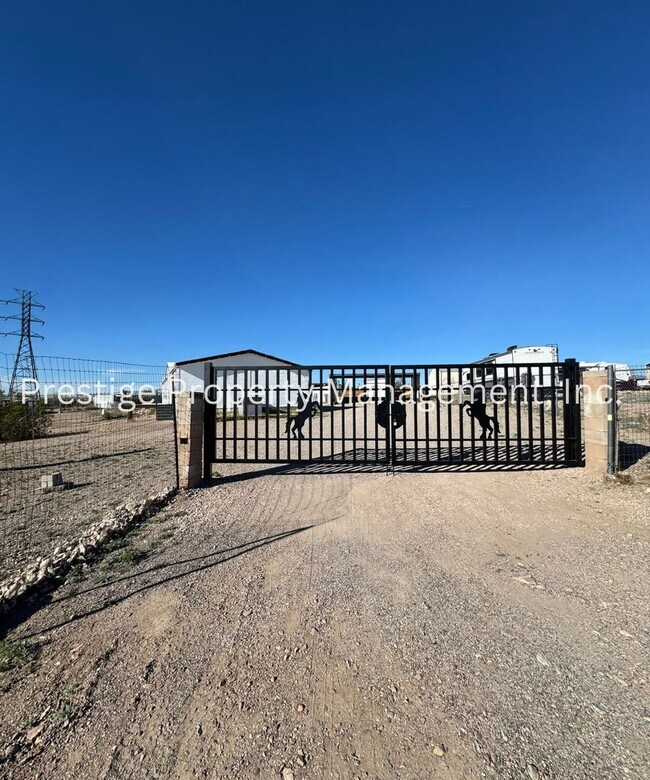 Building Photo - This 4/2 Vail Manufactured Home Is On A 1 Acre Lot!!!