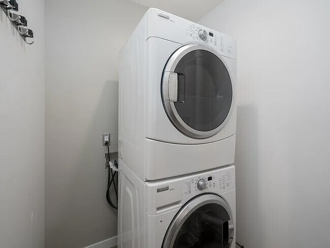 Building Photo - 38 NE Going St