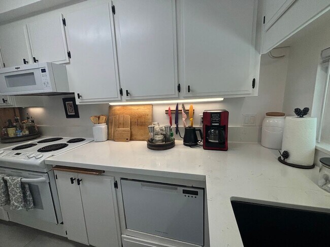 Building Photo - Fully Furnished 2 Bed / 1 Bath Condo Near Downtown La Mesa