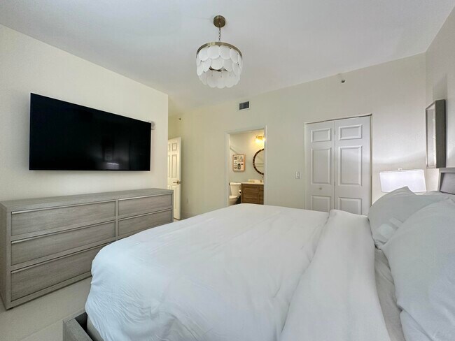 Building Photo - 630 S Sapodilla Ave