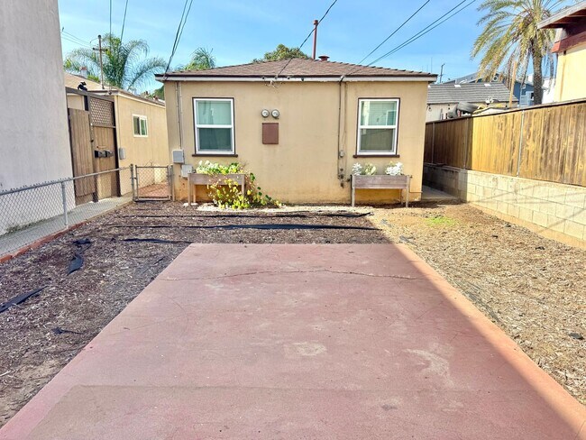 Building Photo - 4322-4324 Temecula Street