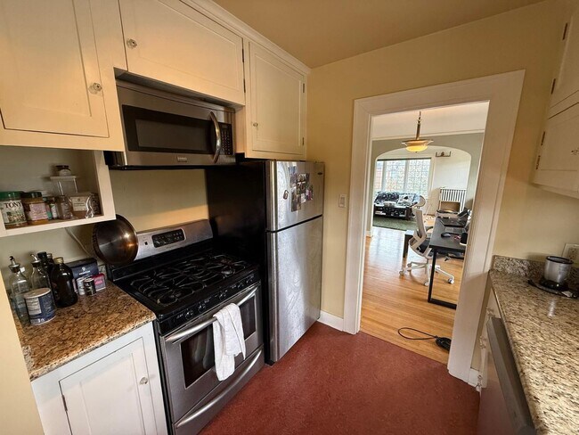 Building Photo - 1 Bed 1 Bath Top Floor Wallingford Condo!