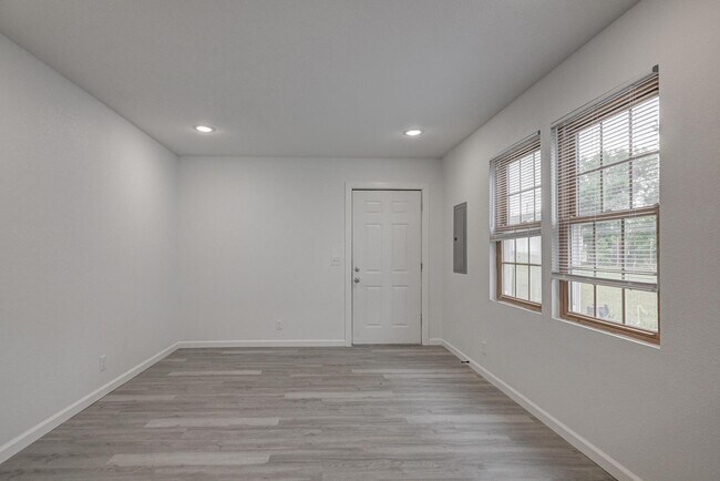 Building Photo - 2123 S Porter Ave