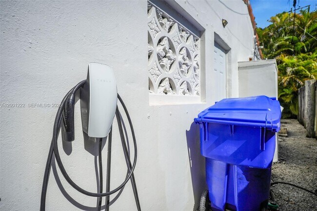 Building Photo - 2311 SW 9th Ave