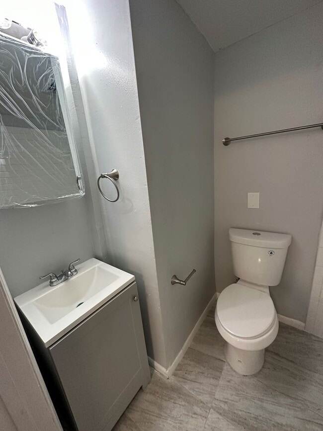 Building Photo - **Move in ready - 3/2 Renovated single family home