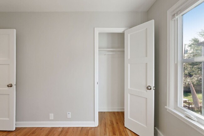 Building Photo - Spacious 4BR/2BA Duplex — Available August...