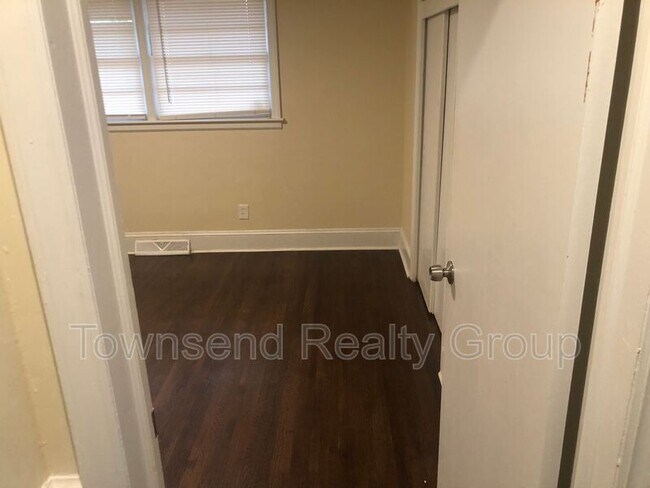 Building Photo - 3649 Dresden Dr E