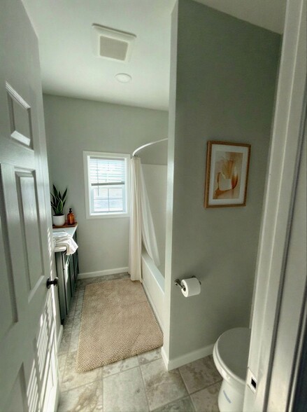 Unit 2 Bathroom - 17 Metcalf Ave