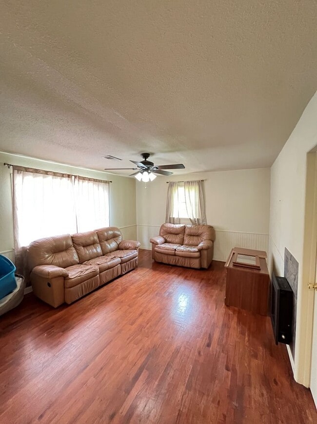 Building Photo - 3 bedroom 1 bath perfect for a minimalist!!  South FAY, 1m I-49 access