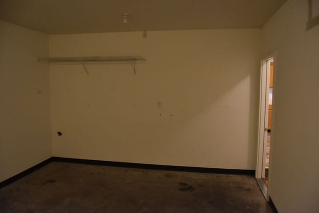 Building Photo - End Row Townhome w/ Garage
