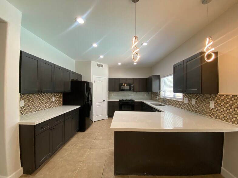 Building Photo - 4909 E Colonial Dr