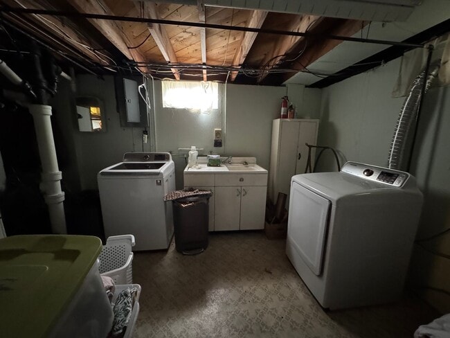 Building Photo - Adorable 3 Bedroom Home Near Lincoln Park!