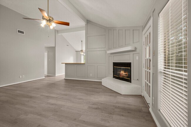 Building Photo - 302 Foxtail Ct