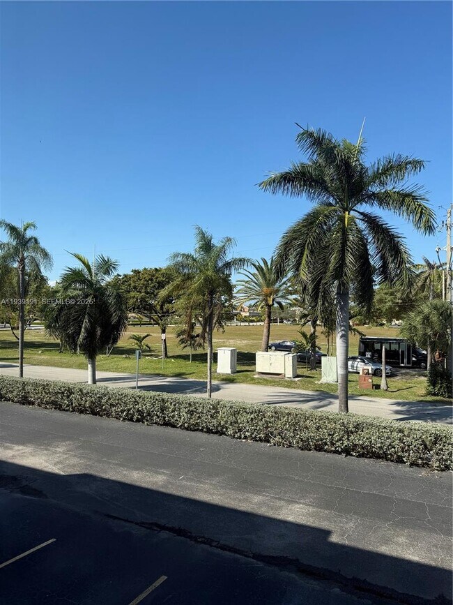 Building Photo - 581 Blue Heron Dr