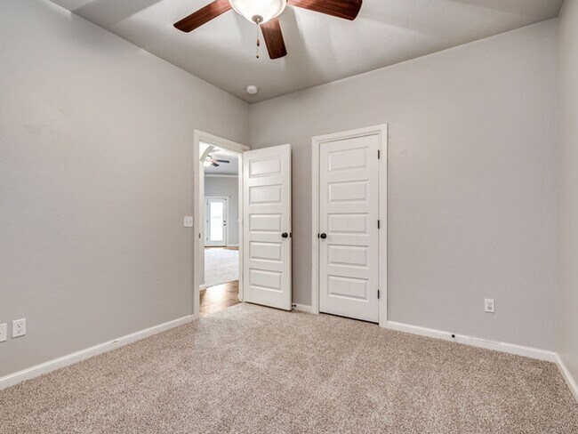 Building Photo - 5301 NW 162nd Ter, Edmond, OK 73013