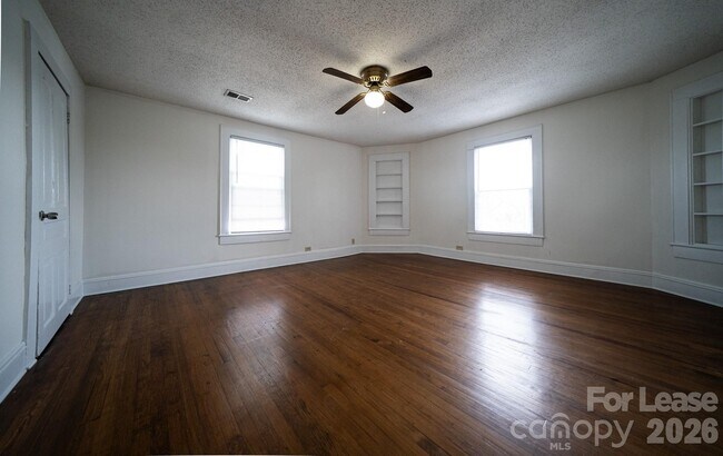 Building Photo - 405 N Main St