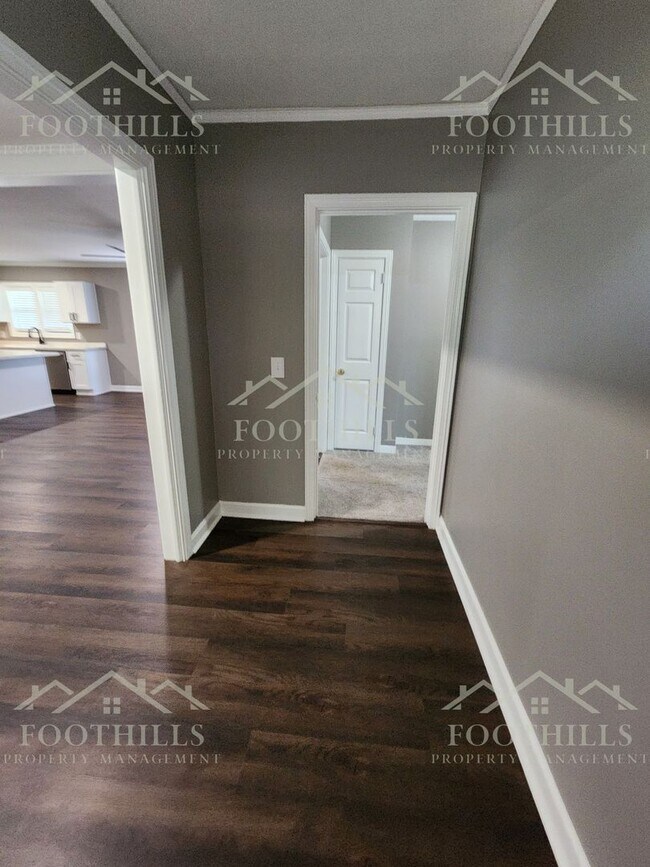Building Photo - 3-Bedroom Home with Fresh Updates and Fenc...
