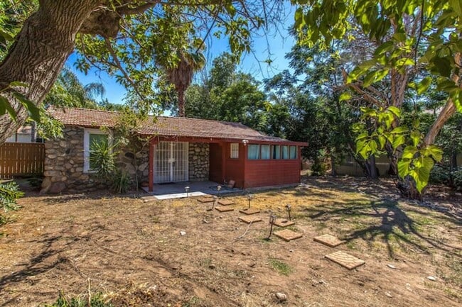 Building Photo - Charming 1-bedroom backhouse in Mentone!