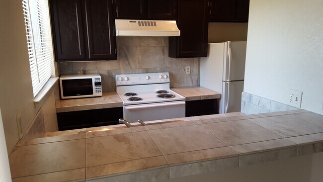 Building Photo - NEW LISTING - FRESH PAINT THROUGHOUT - 1 B...