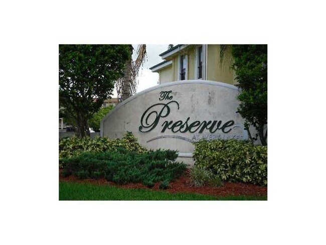 Building Photo - Updated 2 Bed/2 Bath Condo with Screened P...