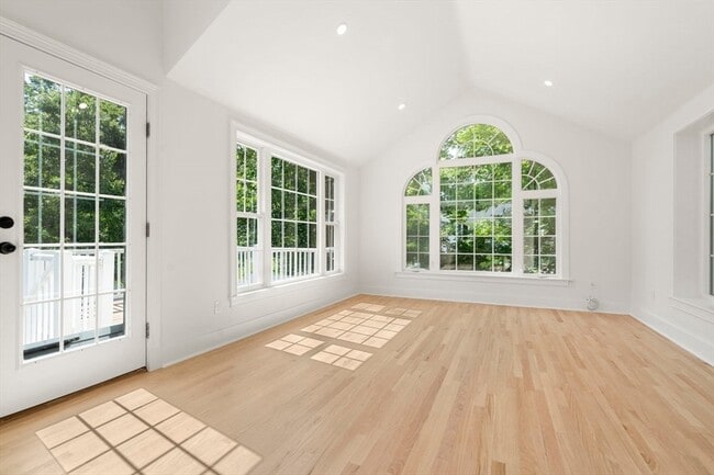 Building Photo - 576 Grove St