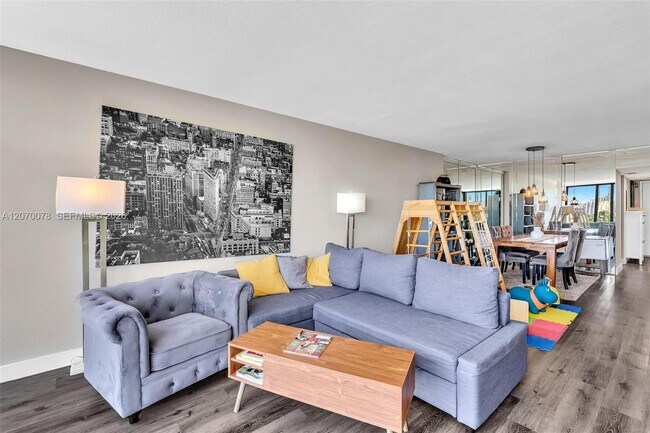 Building Photo - 3375 N Country Club Dr