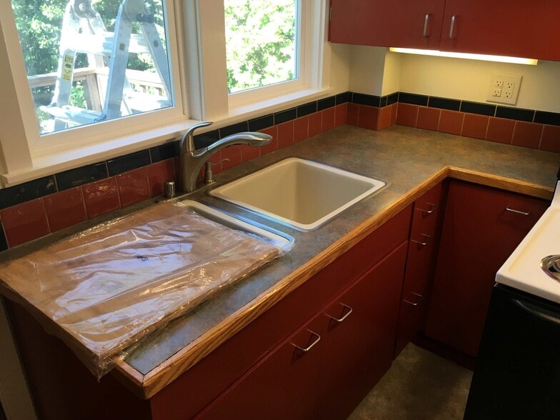 Double Sinks - 5007 SW Custer St