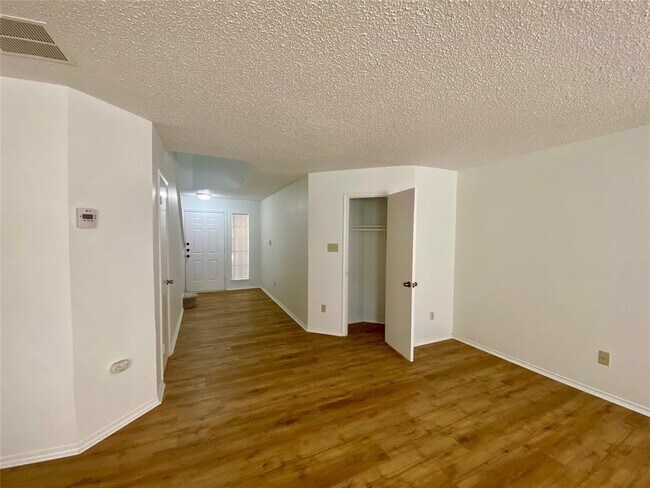 Building Photo - 8607 Cretys Cove