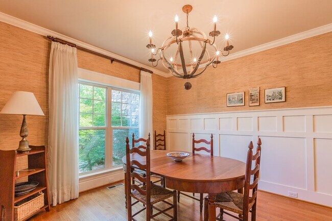 Building Photo - Fully Furnished Home!