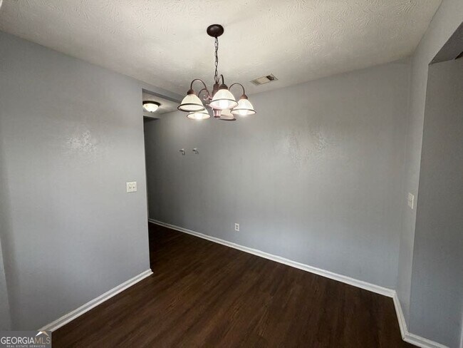 Building Photo - 804 Emerald Forest Cir SW