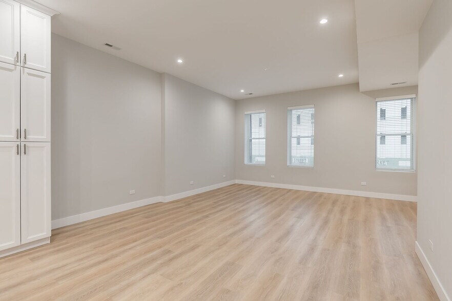 living area - 864 N State St