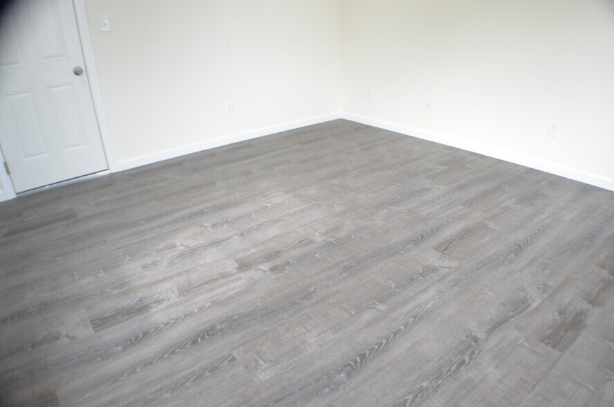 Building Photo - 563 Burritt St
