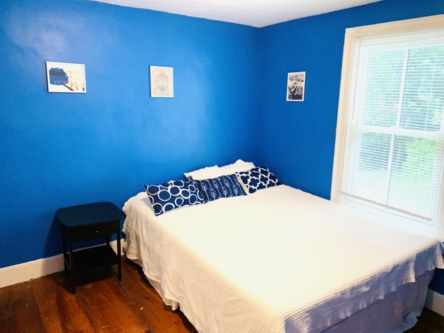 Queen sized bed - middle bedroom - 1579 Pleasant St