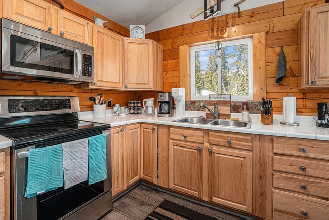 Building Photo - 1353 Alice Rd