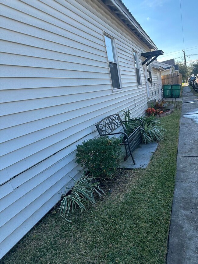 Building Photo - 4200-4202 5th St